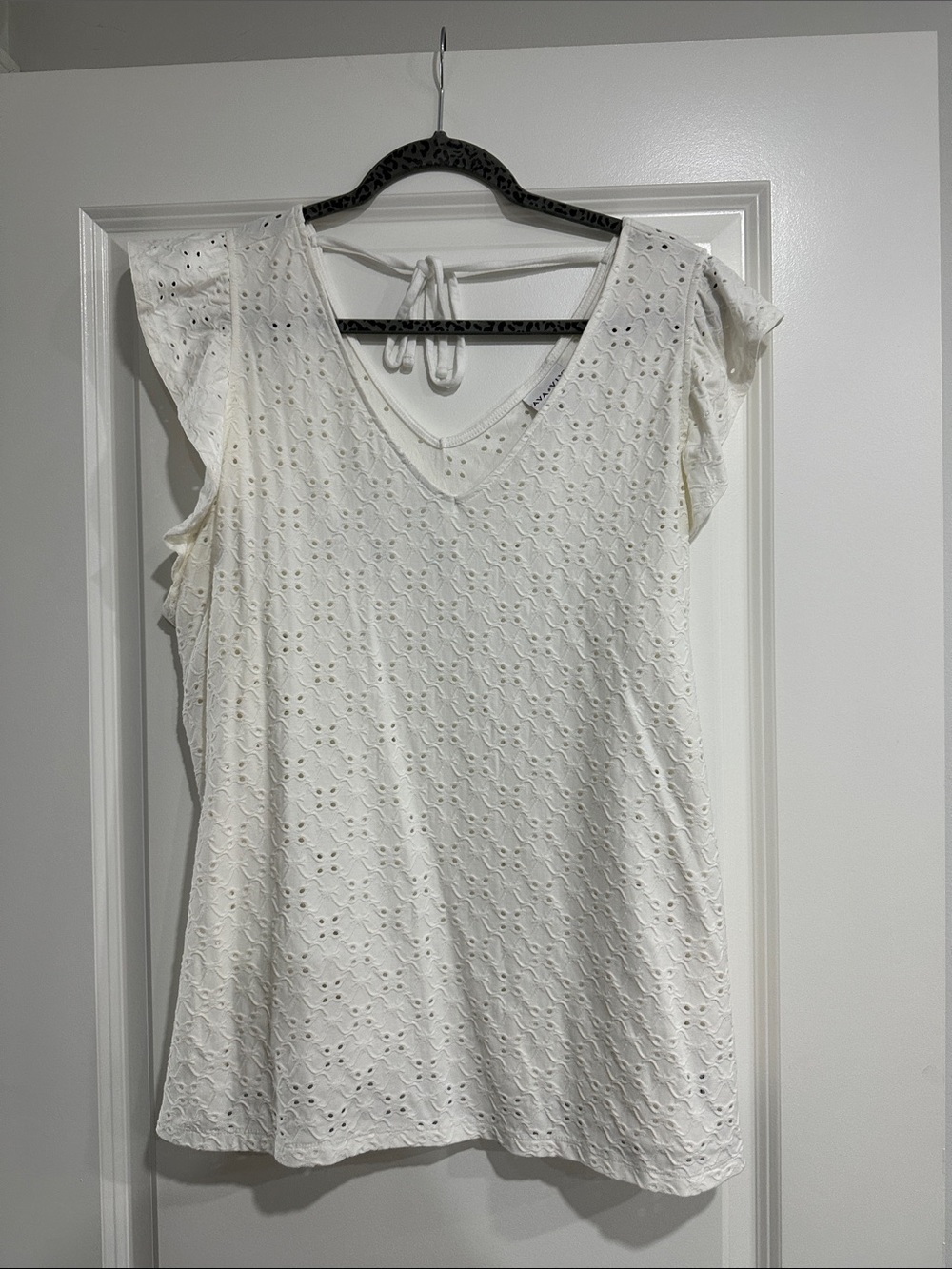 Ava & Viv White Eyelet V-Neck Tie-Back Flutter Sleeve Top